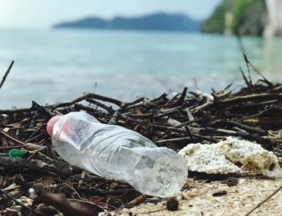 Bottiglia di plastica su spiaggia